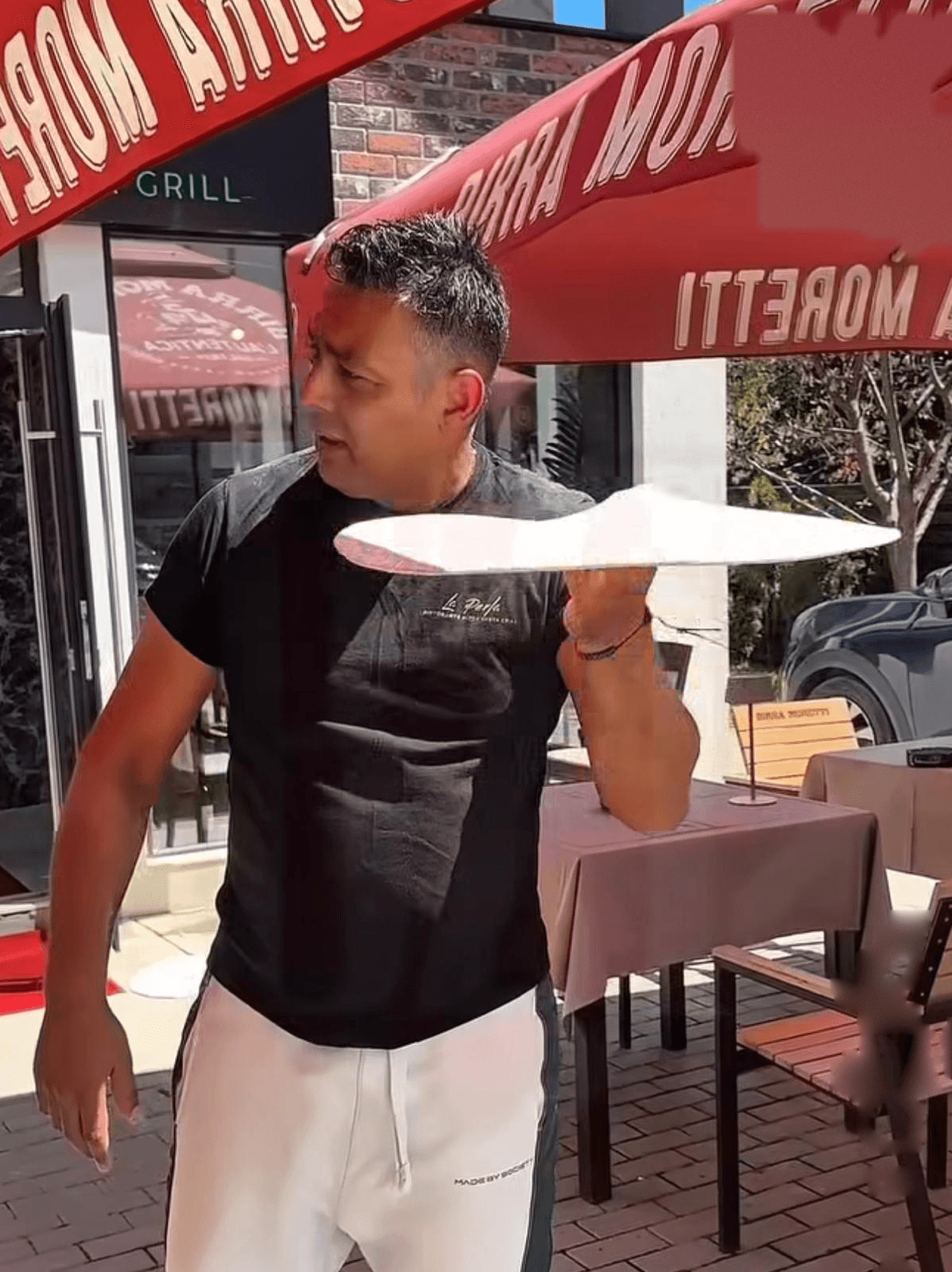 Pizzarul La Perla întinde aluatul
